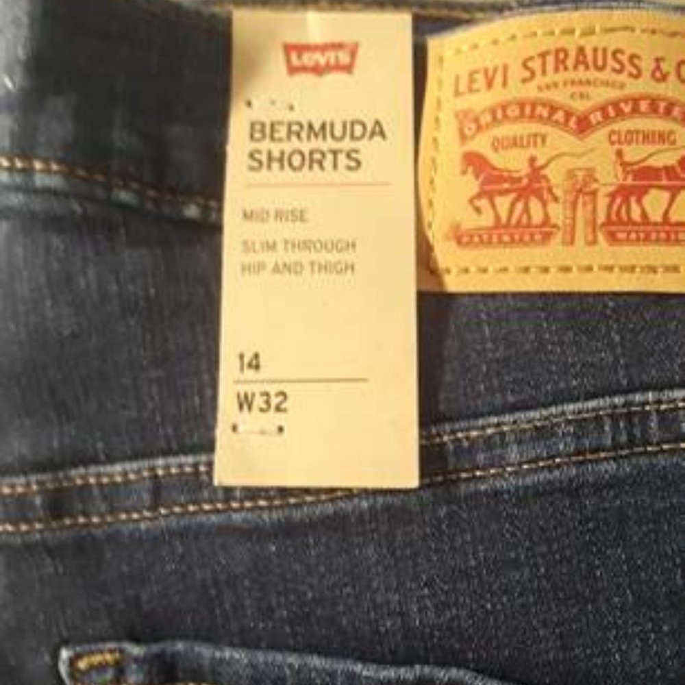 Levi's Bermuda Shorts - NWT - Picture 3 of 3